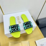 出厂价 2024 Dior迪奥夏季刺绣凉拖 Dway带跟凉拖是一款经典单品，自然色酒椰草和黑色棉质鞋面饰以 Christian Dior Paris 标志刺绣，