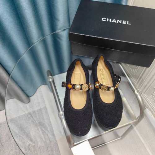 Chanel 24A手工坊玛丽珍单鞋最近爆款系列金币设计还是蛮复古 Vintage的，和toga Pulla放在一起毫无违和感 鞋型很秀气 上脚超好看鞋面原版定