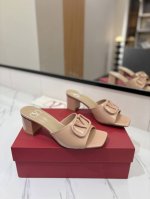 出厂价： VALENTINO华伦天奴 最火爆新品粗跟6.0V扣拖鞋最新logo饰扣 简单百搭款简直是夏天时髦巅峰原版复刻鞋面：漆皮，亚皮大底：意大利真皮大底跟高