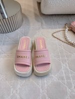 出厂价 CHANE*新款厚底松糕底拖鞋 坡跟设计脚感非常舒适 上脚秒变大长腿 鞋面牛皮 内里垫脚羊皮 原版开模防滑底 跟高7.5cm 尺码35-39 40 41