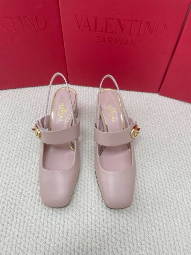 Valentino2024华伦天奴方头高跟后空鞋 顶级版本！柔软的小牛皮搭配金色旋扣，极简又优雅是最经典的元素，怎样搭配都不会出错～时尚就是不断轮回后递进经典款
