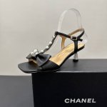 420 chanel香奈儿小香风中跟珍珠蝴蝶结凉鞋，尽显优雅风情。精致珍珠串成饰带，搭配柔美蝴蝶结，缀以闪耀水钻，华丽感拉满。方头设计时尚大气，搭配镶钻电镀细跟