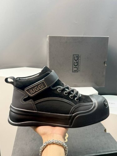 Ugg 24Ss秋冬新款 溢毛系带休闲户外短靴 特雷户外款 一款增高神器，显高还又拉腿长 看多了经典款 需要一些点缀 成为寒冬流行穿搭的主流趋势 漫长的冬日还有