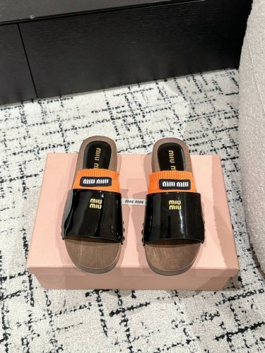 跑量 高版本 配有袜子一对Miu Miu 繆繆 25 春夏 木板拖鞋Miumiu的这双拖鞋，针织袜套穿硬底拖鞋，多种色彩，混搭的，必将成为明年夏季的一道风景线鞋