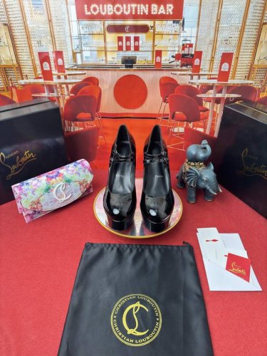 new 大水台 Price： RMB Size：34-43 34.40.41.42.43.半码定做不退换 Colour：黑漆，黑格力特，银色格力特 Heel：1