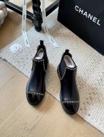 Chanel 经典链条短靴系列！ 顶级版本！ 经典链条配饰 细节满满 鞋面定制小牛皮 内里羊皮透气舒适 大底tpu橡胶 真皮底 跟高6Cm 码数：35-41 定