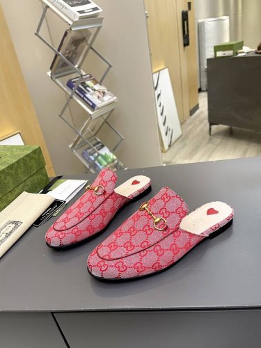 出厂价 皮底 Gucci 古奇 光面半拖 ，鞋面材质 皮面，内里垫脚全羊皮，系列拖鞋已成为gucci系列的主打单品，别出心裁而充满摩登气息，配饰是对马衔扣乐福鞋
