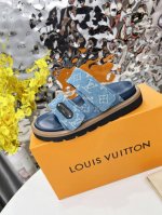 louis Vuitton路易威登春夏新款拖鞋火爆上市，1:1高级定制，秒杀一切仿品，原版开模Logo装饰，既时尚又美观，面料:进口压花丝绸面料，内里羊皮，精美