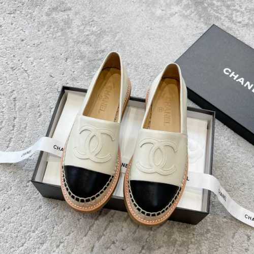 Chanel 渔夫鞋万年经典系列 织物与皮料的完美结合 五彩斑斓的颜色 仿佛把春天藏在了鞋子里 从面世到如今历久弥新 经久不衰 居家旅行皆可 流行稍纵即逝 经典