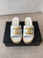 CHANEL2025★★★★★ 众多明星网红上脚，国内外博主刷爆的一个百搭系列，春夏衣橱搭配必备 凉鞋首选. 鞋面：进口超柔羊皮 绸缎 内里: 进口水晶羊皮内里