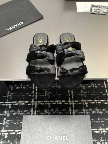 p布330 皮340 Chanel 25C早春玛丽珍拖鞋系列 这一季的鞋子都很棒耶！ 纯黑色玛丽珍上脚很舒服鞋面皮质也很软，不用担心会磨脚。兔耳朵也好可爱，黑白
