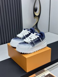 莞产淋胶顶级版本 ！Lv 早春淋胶胖丁情侣款，全新trainer2代胖丁鞋亮相！ 新款鞋型在鞋面设计上并没有太大的改动！而是鞋型变得更大更宽，更厚以及鞋舌变大取