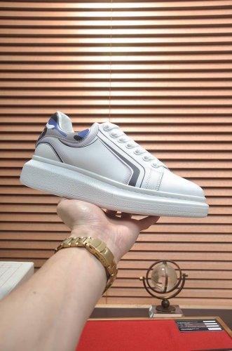 出厂价 原单最新 Mqueen 麦昆 情侣款：女35-40，男38-44 官网同步发售！想不出有任何理由不收它！面料采用头层牛皮面 最新材料 ，内里和垫脚是定制