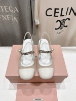 高版本出厂 Miumiu 缪缪2025Ss走秀限量款玛丽珍公主高跟鞋凉鞋 玩味经典风格与复古灵感，塑就此款漆皮高跟鞋。结构式鞋跟释放怀旧气息，鞋跟处的标志性徽标