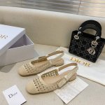 橙子出厂价 Dior 迪奥 刺绣字母带蝴蝶结 镂空网面方头平底凉鞋 刺绣工艺，搭配双色的“Christian Dior”饰带 彰显品牌经典细节，优雅精致。 码数