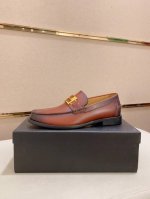 工厂价: 范思哲 Versace 新品系列ss爆款新品休闲皮鞋、头层牛皮 鞋面五金扣和鞋口侧饰标识、鞋垫和鞋底有品牌标识鞋面：牛皮100%内里：牛皮 100%垫