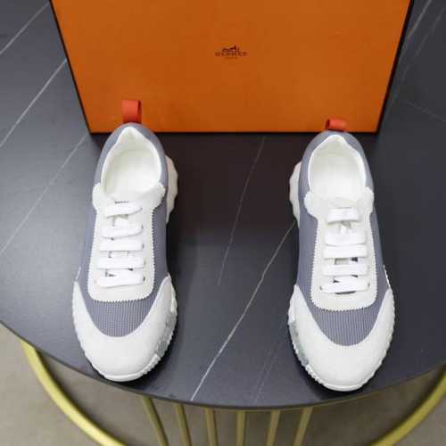 出厂价： 原单品质情侣 Hermes 顶级版本# 爱马仕h家经典情侣款 休闲运动鞋 情侣款休闲之履运动老爹鞋结合高科技帆布与麂皮山羊皮，在橡胶鞋底上饰以夸张“H