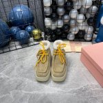 Miu Miu24秋冬新款厚底高帮鞋低调简约的设计拥有了不受限的百搭谁穿谁好看的小白鞋，倘若你也是miumiu的粉丝，那么今年夏天又怎能少一双质感高帮鞋原版 1