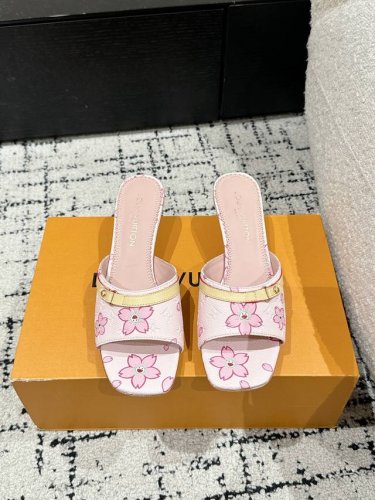 村上隆 Takashi Murakami X Louis Vuitton 25 6Am 方头露趾一字拖 很难不怀疑是不是借鉴了唐朝的唐三彩作为基础，创新成Lv经