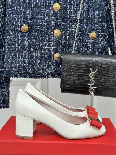 厂价 Ferragamo 菲拉格慕25Aw早春新品蝴蝶结粗跟单鞋 气质优雅 烂漫又随性的意式风情 上脚舒适又贼好看 时髦精博主们都在争着穿 鞋面采用原版定制小牛