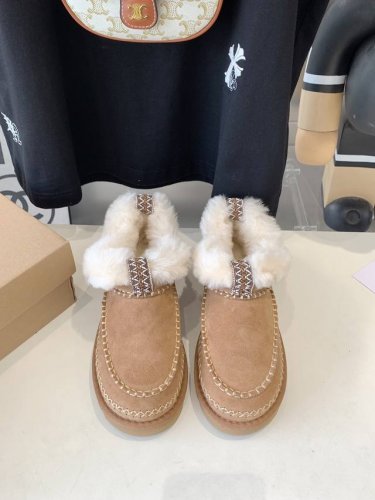 出厂价 Ugg最新款秋冬雪地靴上新啦！ Ugg阿尔派系列毛毛鞋 超短靴 舒适轻便 一脚蹬 浓浓的编织民族风感觉 时尚又简约 翻毛搭配装饰缝线 冬天的可爱拿捏住进