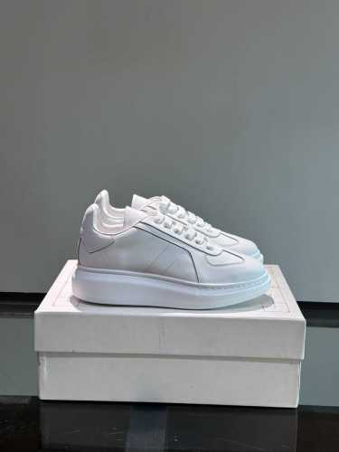 Alexander Mcqueen 亚历山大麦昆 情侣款阔形厚底增高鞋。经典百搭小白鞋，圆头设计 搭配宽扁鞋带 鞋舌和后帮饰有 Alexander Mcquee