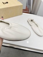 高品质出厂 ！小众潮牌The Row “Canal” 平底松紧奶奶鞋乐福鞋第一眼看到这个鞋子就爱上了，带点复古味随意搭配都好看！各大网红博主都在穿它，整个鞋子非