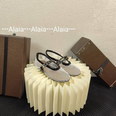 24年新款alaia阿莱亚法式芭蕾舞单鞋平底鞋 Alaia大热门平底鞋，好看又好穿 今年超火的alaia玛丽珍芭蕾舞鞋已出货！明星人手一双。超舒服好穿的平底鞋！