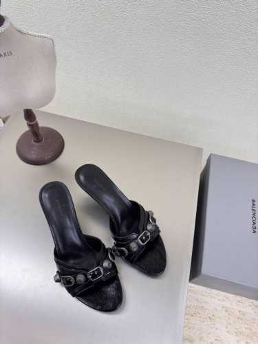 balenciag 专属中跟铆钉拖鞋 黑色 面料 牛油皮 超软 内里 小羊皮 顶级版本 全部对版材料 继续着Demna式的对主流华丽时尚的反叛态度 透染工艺 大