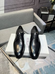 berlut* 布鲁提新款男士手工擦色正装皮鞋｜甄选优质进口小牛皮鞋面｜手工擦色工艺处理效果｜鞋面饰以不对称 Scritto 图纹刺青彰显着berlut* 的细