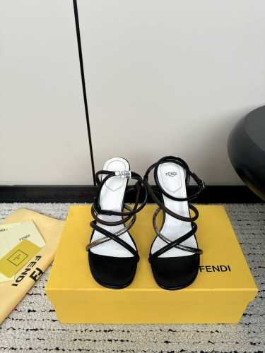 Fendi 24Ss 芬迪系列 双ff 圆头 平底 凉鞋 每年必备ff拖今年还加了新的系列，美到无法言喻 绝好的穿着舒适感可是经典必备，各种风格搭配都hold的