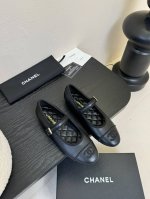 Cha 25P新款玛丽珍单鞋 对玛丽珍的钟爱历经多年丝毫不减 从此梦中情鞋又多一双！ 脚背上的纽扣细节是大亮点 简单尝试了一下配裙子好看不累脚 配裤子活脱脫时髦