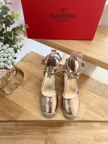 Valentino Garavani 镜面牛皮系带坡跟凉鞋 - 金属效果工艺处理铆钉装饰 - 特殊拼色麻绳包裹坡跟 - 可调节小牛皮系带 - 坡跟防水台 - 意