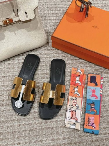 出厂价 Hermes 爱马仕h拖鞋oran凉鞋系列 时尚又百搭 超级舒服 每个细节都做到极致 原版麂皮 原版1:1独家私模鞋面 原版真皮沿条大底 包装 每对鞋均