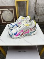 情侣款 BALENCIAGA 7.5代 巴黎世家-Runner七代半7.5代 是通过溢胶、做旧、缝线等细节，展示了设计师 Demna 的运动鞋风格，用一双 旧鞋
