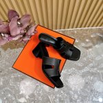 Hermès 爱马仕经典防h粗跟拖鞋 极约复古的设计 浓厚的异域风情 时髦感十足、随便上脚都很有腔调 简简单单的款式随便搭配一下高级感就很棒 百搭的颜色流畅的线