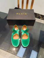 工厂出:360 小众Alaia 2024Vs秋季单鞋系列…… 【复古横带单鞋】 一双完美取代小白鞋的新型时尚芭蕾鞋，配上不同款式，不同风格都能轻松驾驭，无论牛仔