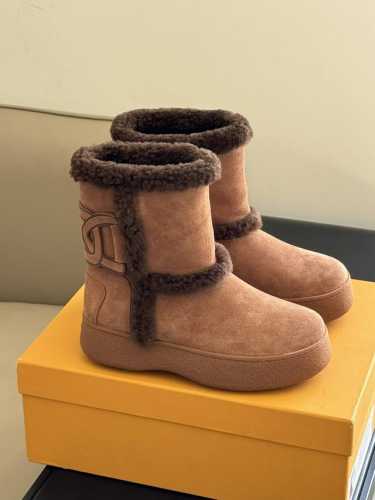 Tods 秋冬羊毛雪地靴 皮毛一体内里，麂皮鞋面，质感温柔 鞋底有一定厚度，造型俏皮，搭配衍边毛毛，视觉可爱又高级！后帮的皮质链条造型，细节丰富质感拉满 Siz