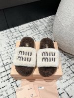 Miu Miu丨繆繆 24 秋冬新品羊毛拖 不管居家还是外穿都是品味的象征性！ 秋冬搭配袜子 那更是太绝太绝了 鞋面：进口澳洲真羊毛 垫脚：羊毛 鞋底：原版防滑