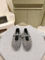 Alaia 经典芭蕾舞鞋新品以芭蕾的灵动意韵融于日常，以现代笔触刻画舞鞋经典轮廓！黑色钻饰皮质款芭蕾舞鞋，从经典日式鞋履汲取灵感，Bling水钻点缀于鞋面，简而