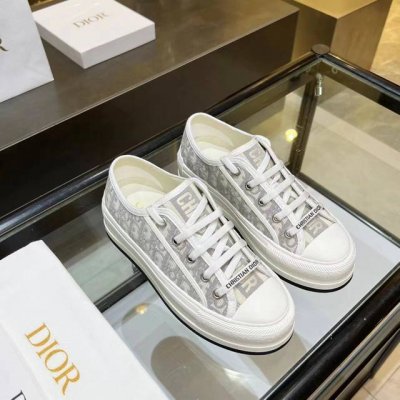 已出货，已出货 Dior爆款老花厚底刺绣 元，女神款 Dior2025年大爆款，鞋面继承经典老花系列，内里羊皮，牛皮垫脚，橡胶大底轻便，大底厚5cm,让你立刻变