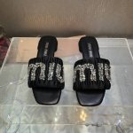 真丝面 皮底 ～Miu Mi*2024春夏新品重工满钻拖鞋上脚性感时尚！集低调奢华的一字潮拖，可盐可甜！随意搭配怎么穿都好看 鞋面：混种羊皮 真丝料 内里 垫脚