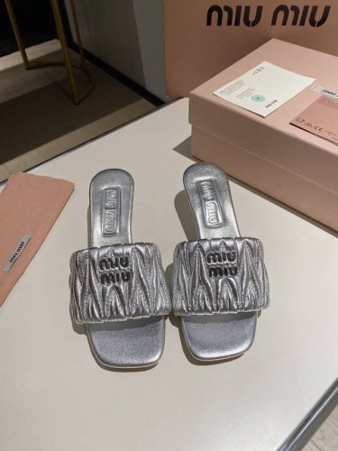 出厂价 2054Miumiu 春夏新款拖鞋系列 1：1开模. 欧美名媛 明星 网红款 ，亲肤柔软春夏必备款 富有时尚元素，鞋面外表电绣缪缪扣子贵气感十足， 面料