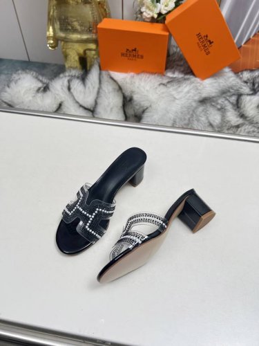 Hermes2024春夏新款P: 真皮大底 P:160 橡胶大底 码数：35-44 43 44可定做不退换 面料胶片加烫钻，垫脚羊皮 爱马仕2024新款官网同步