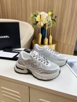 冲量价: Chanel 香奈儿早春度假系列 最新款休闲运动鞋 银白，金白，银灰，黑红！无敌漂亮又好穿 非常轻便，内里也是超级软，超级舒服，鞋面透气设计，配色高级