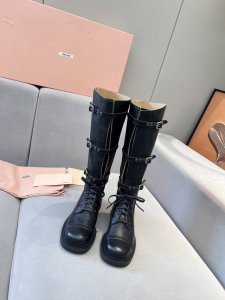Miumiu出厂 顶级版本！ 粗腿妹妹的福音 欢迎入手 扣子位置可以调节 鞋面：原版牛皮 内里：牛皮里 牛皮垫 大底：原版组合大底 底高：4Cm 码数：35-4