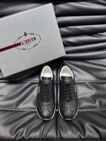 prad*普拉达2024春夏新品男士高端运动鞋，这款运动鞋休闲百搭，选用进口牛皮打造，进口牛皮内里，轻质发泡大底，脚感非常舒适，运用柔和简洁的线条勾勒出运动风廓