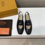 出厂价 顶级品质 莞产高品质 Tods 2024新款金属链条饰扣单鞋 ，托德斯穿着一如既往的舒适 Tods乐福鞋通过其手工作品充分体现了工艺大师精益求精的匠人精