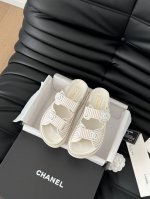 发泡大底版本 Chanel 25新魔术贴凉鞋版面！顶级对版货！所有的颜色我家都有！鞋面进口面料，垫脚内里羊皮，原版五金扣。均配专柜顶级包装！Size:35-39