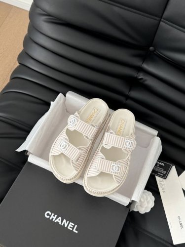 发泡大底版本 Chanel 25新魔术贴凉鞋版面！顶级对版货！所有的颜色我家都有！鞋面进口面料，垫脚内里羊皮，原版五金扣。均配专柜顶级包装！Size:35-39